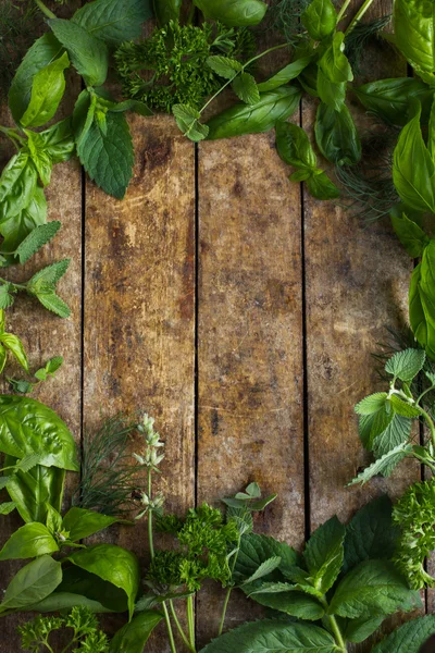 Voedsel achtergrond met aromatische kruiden. Stockfoto