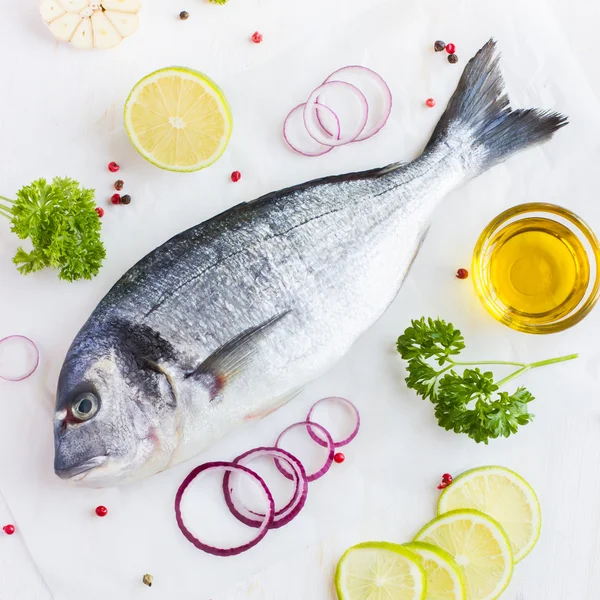 Peixe dorado cru fresco com especiarias — Fotografia de Stock