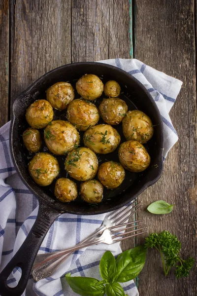 Oven gebakken aardappelen met kruiden — Stockfoto