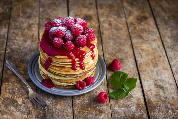Pancakes with fresh raspberry and powdered sugar — Stock Photo, Image