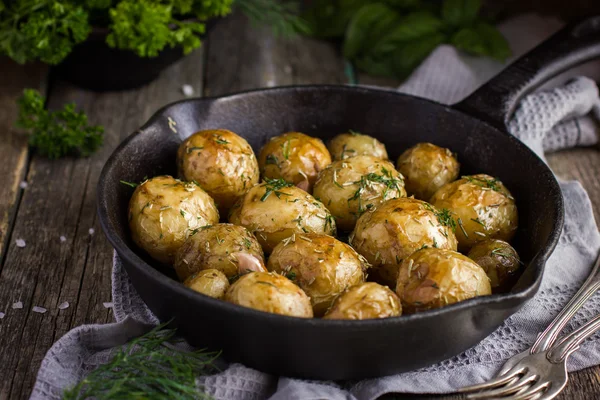 Oven gebakken aardappelen met kruiden Stockfoto