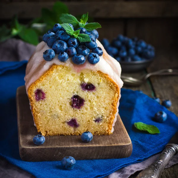 Blueberry cake with sugar icing and fresh berries — Stock Photo, Image
