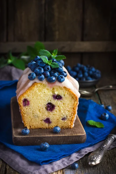 砂糖のアイシングと新鮮な果実のブルーベリー ケーキ — ストック写真