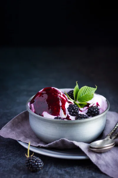 Delicioso sorvete caseiro de amora preta com cobertura de amora — Fotografia de Stock