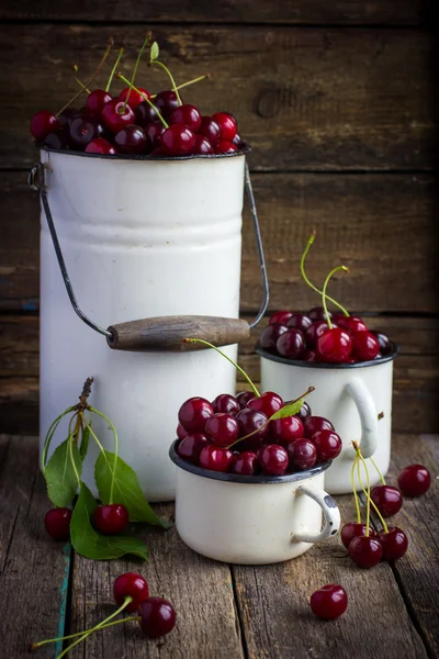 Fresh cherries in enamel kitchenware — Stock Photo, Image
