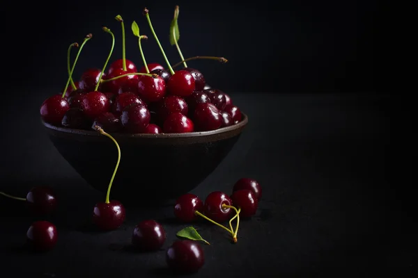 Cerise fraîche sur fond noir — Photo