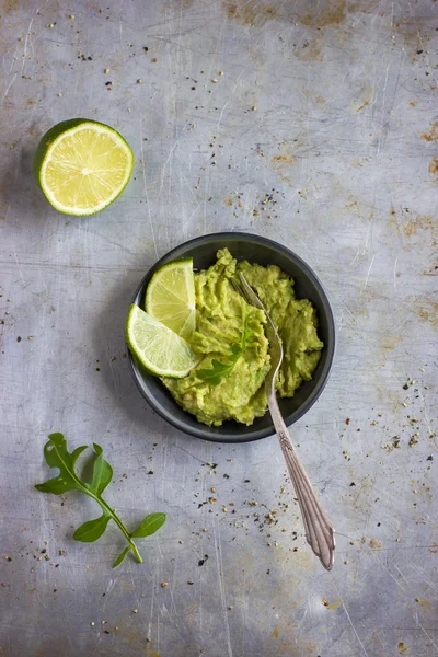 Guacamole daldırma ve kireç rustik arka plan üzerinde — Stok fotoğraf