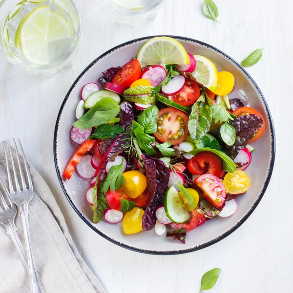 Ensalada saludable con verduras frescas de verano — Foto de Stock