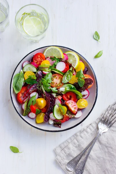 Salada saudável com legumes frescos de verão — Fotografia de Stock