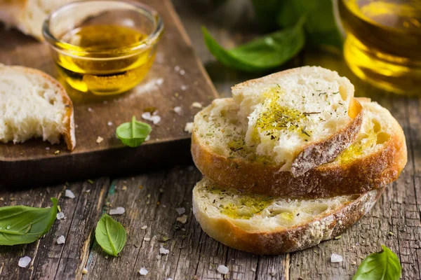 Pão ciabatta italiano com azeite — Fotografia de Stock
