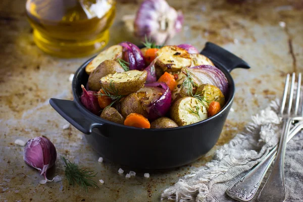 Жареный картофель с луком, морковью и чесноком — стоковое фото