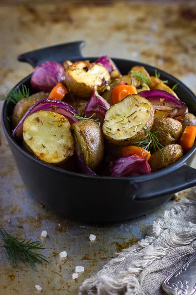 Opečené brambory s cibulí, mrkví a česnekem — Stock fotografie