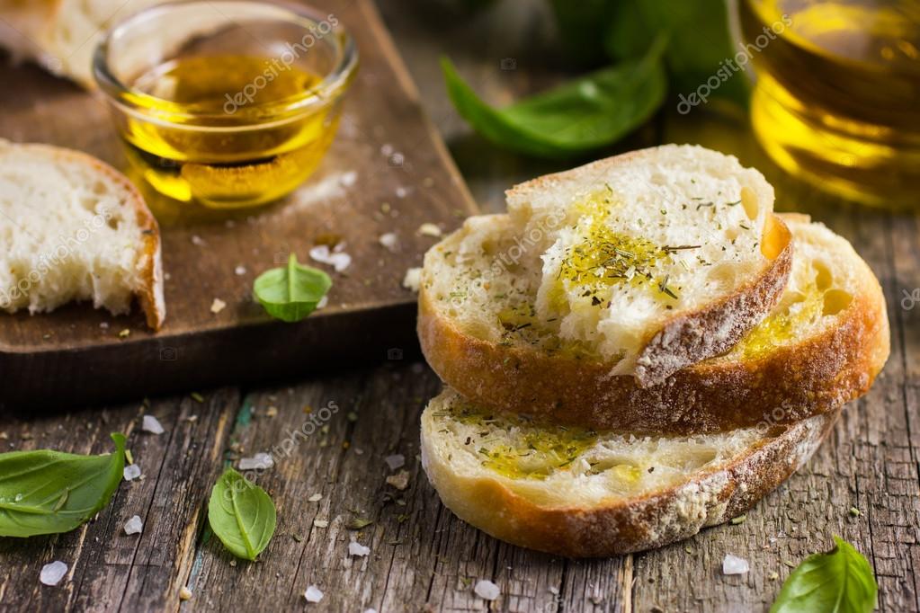 Bread olive oil. Чиабатта с оливковым маслом. Хлеб с оливковым маслом. Итальянский хлеб с оливковым маслом. Бутерброд с маслом.