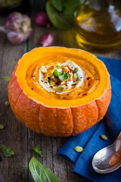 Sopa de crema de calabaza en calabaza — Foto de Stock