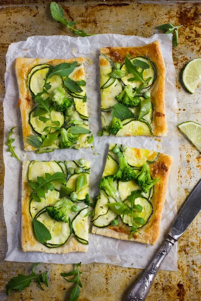 Puff pie dengan zucchini, brokoli dan kacang polong hijau . — Stok Foto