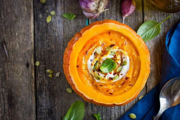 Zuppa di crema di zucca nella zucca — Foto Stock