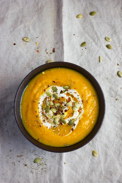 Гарбузовий суп з гарбузовим насінням на мисці — стокове фото