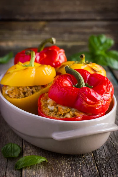 Pimientos rellenos con carne, arroz y verduras — Foto de Stock