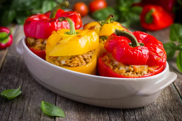 Pimientos rellenos con carne, arroz y verduras — Foto de Stock