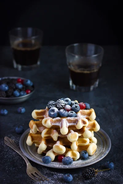 Waffeln mit frischen Beeren und Puderzucker — Stockfoto