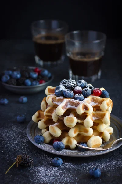 Waffeln mit frischen Beeren und Puderzucker — Stockfoto