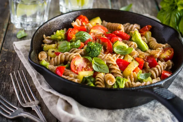 Massa fusilli de trigo integral com legumes — Fotografia de Stock