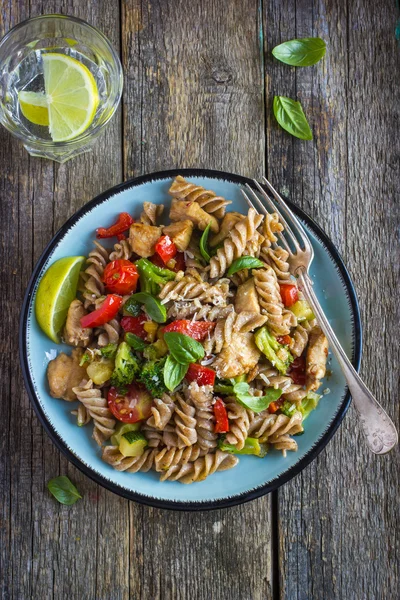 Whole wheat pasta  with chicken and vegetables — Stock Photo, Image