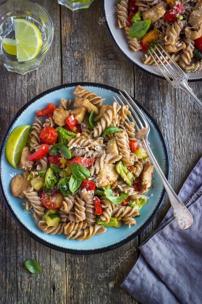 Pasta Integral con Pollo y Verduras