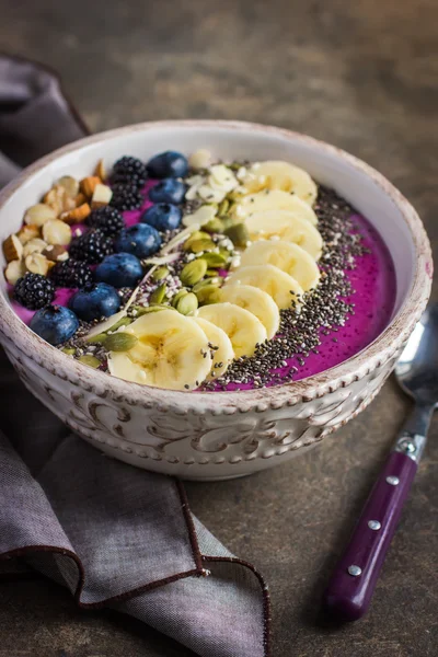 Bessen smoothie gegarneerd met bosbessen, blackberry, amandel, banan — Stockfoto