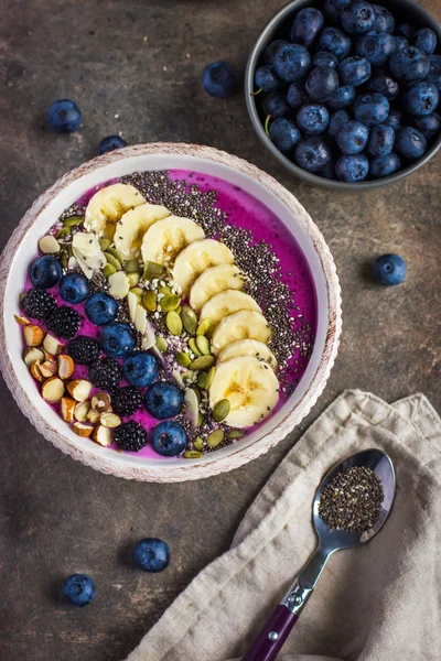 Batido de bayas cubierto con arándanos, moras, almendras, plátanos —  Fotos de Stock