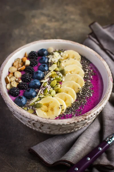 Berry smoothie  topped with blueberry, blackberry, almond, banan — Stock Photo, Image