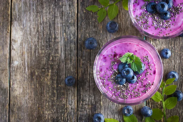 Chia tohumlu yabanmersinli smoothie. — Stok fotoğraf