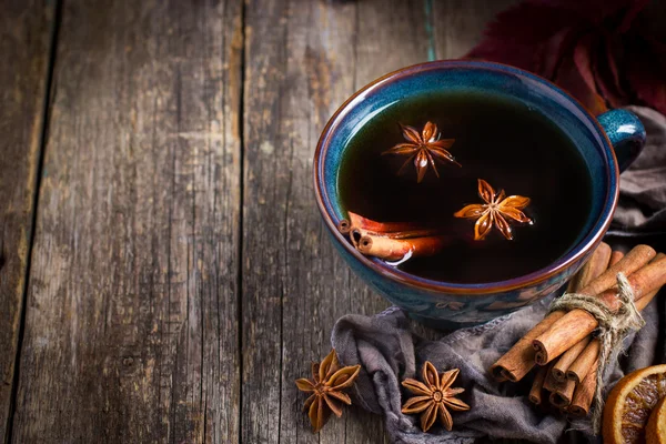 Taza de té picante caliente con anís y canela, enfoque selectivo — Foto de Stock