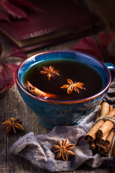 Xícara de chá picante quente com anis e canela, foco seletivo — Fotografia de Stock