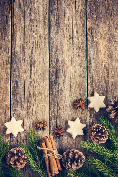 Weihnachten Hintergrund mit Tannenzweigen, Tannenzapfen, Weihnachten co lizenzfreie Stockbilder