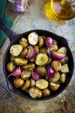 roasted potatoes with  onions, carrot and garlic clipart