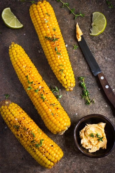 Gegrilde maïs met knoflook en chili boter — Stockfoto