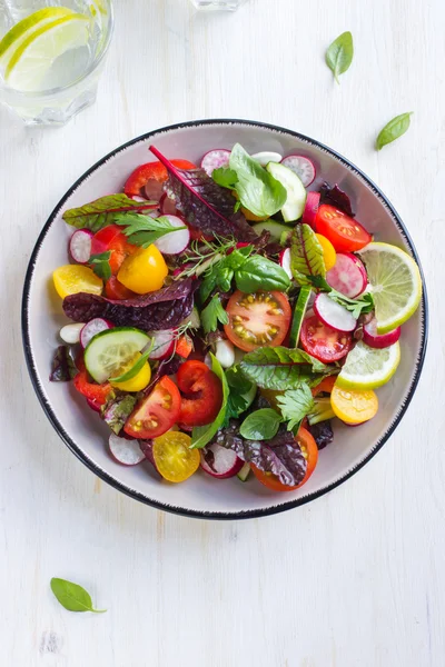 Csicseri borsó, paradicsom, avokádó saláta — Stock Fotó