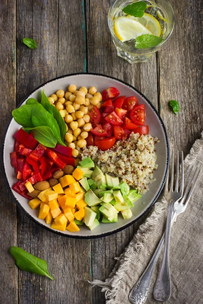 Healthy salad with quinoa, chickpeas, avocado, bell pepper, spin — Stock Photo, Image