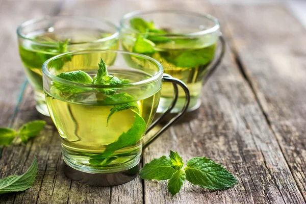 Thé à la menthe chaud dans une tasse en verre — Photo