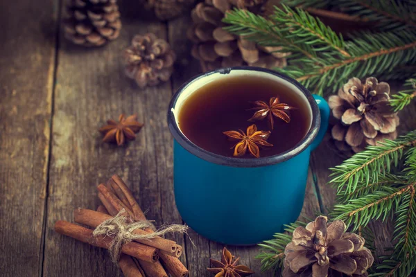 Gorącą herbatę pikantne z anyżu i cynamon w kubek rocznika szkliwa niebieski — Zdjęcie stockowe