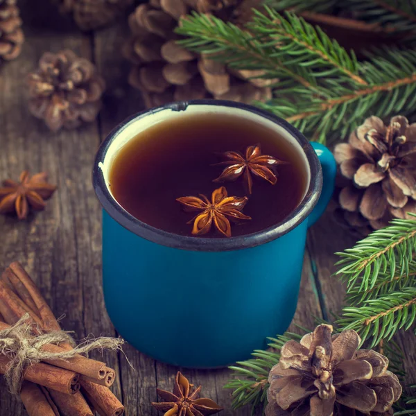 Thé épicé chaud à l'anis et à la cannelle dans une tasse vintage en émail bleu — Photo