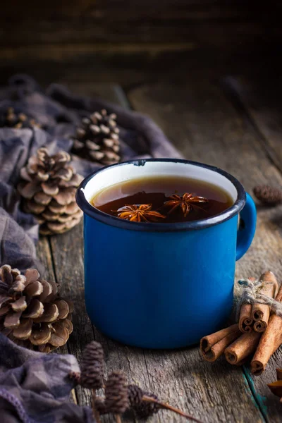 Té picante caliente con anís y canela en taza de esmalte azul vintage — Foto de Stock