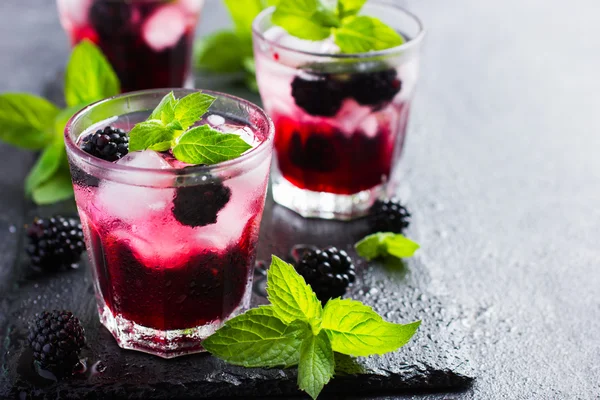 Refreshing cocktail with blueberry, ice and mint, — Stock Photo, Image