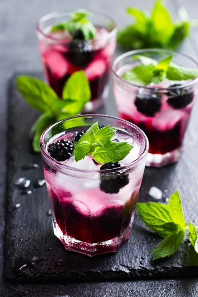 Refrescante cóctel con arándanos, hielo y menta , —  Fotos de Stock