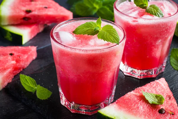 Verfrissende watermeloen cocktail met ijs en mint — Stockfoto