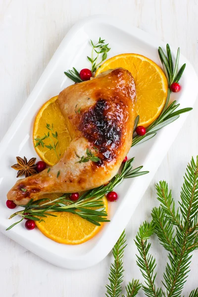 Gebratene Hähnchenkeule mit Orangen und Rosmarin zu Weihnachten — Stockfoto