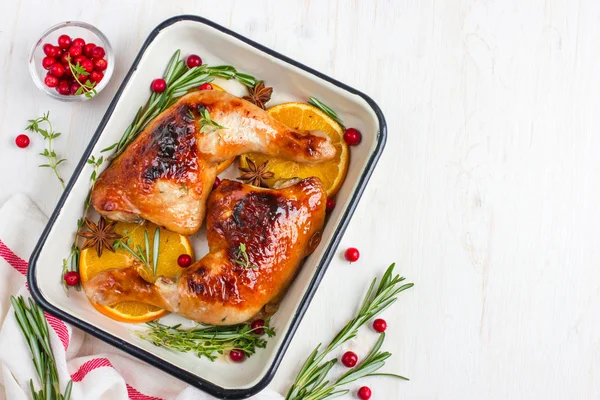 Coscia di pollo arrosto con erbe arancio e piccanti — Foto Stock