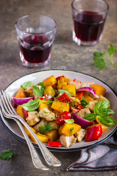 Zucca arrosto, carne, peperoni e cipolla rossa — Foto Stock