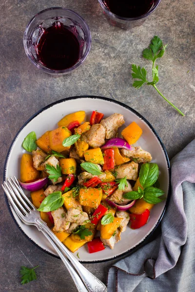 Roasted pumpkin, meat, bell peppers and red onion — Stock Photo, Image